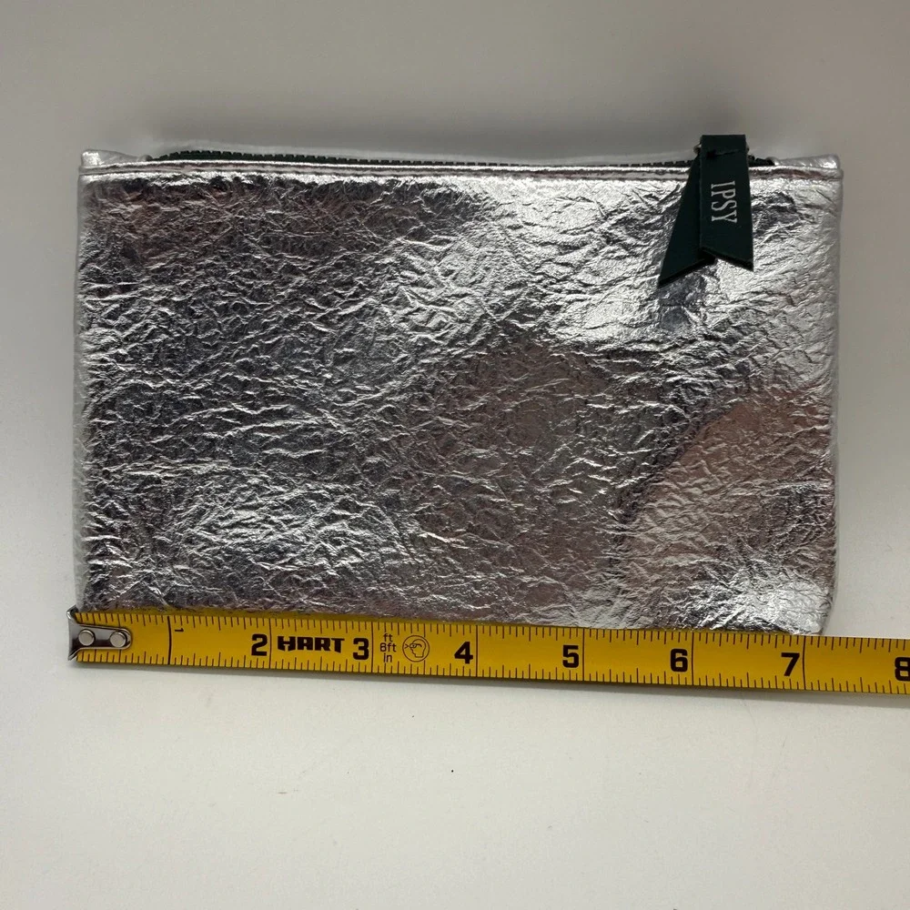 IPSY Makeup Bag Womens Silver Crinkled Metallic Textured Zipper Pouch 020600